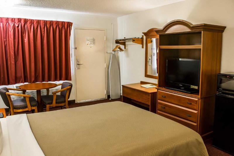Econo Lodge *